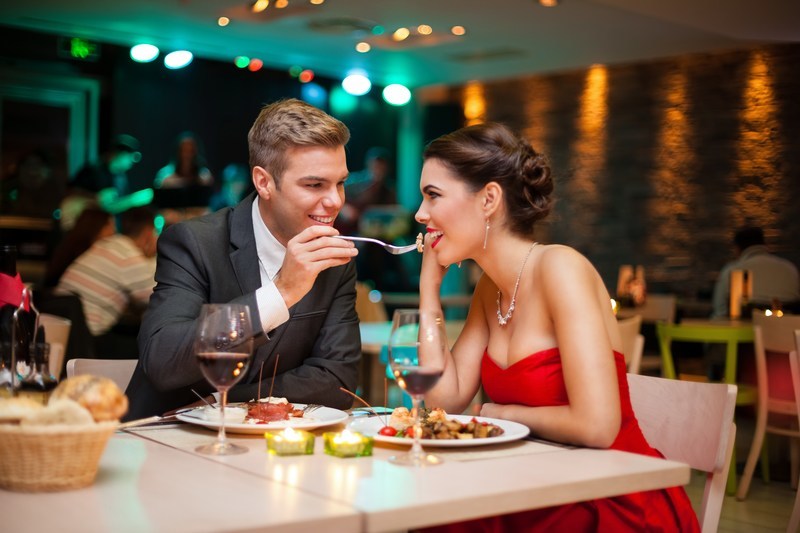 Couple-enjoying-a-romantic-dinner